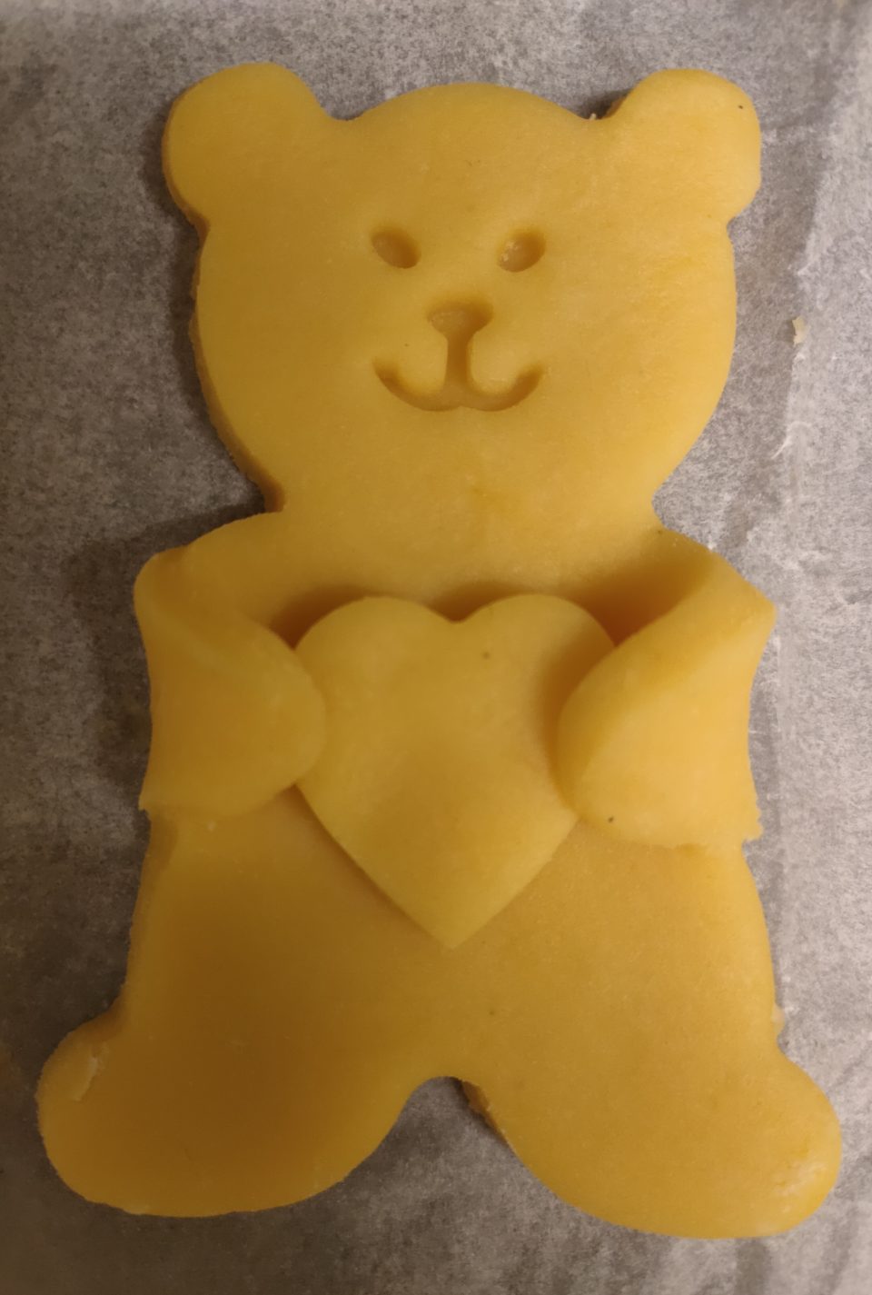 Un'idea semplice e veloce: dolci biscotti di San Valentino a forma di orsetti e lettere romantiche, perfetti come idea regalo e da gustare in qualsiasi momento!