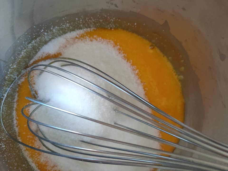 tuorli e zucchero per la crostata amalfitana