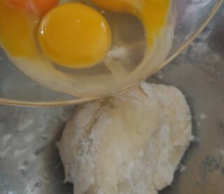 uova aggiunte a burro e zucchero
