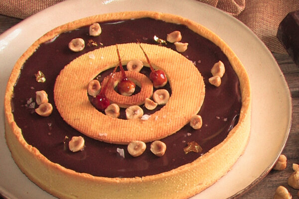CROSTATA DI NOCCIOLE CON CARAMELLO SALATO E CIOCCOLATO