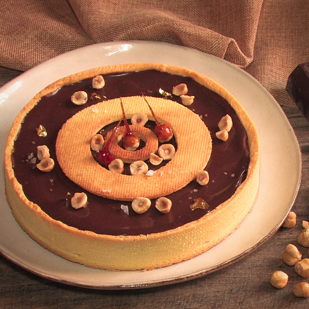 Crostata di nocciole con caramello salato e cioccolato