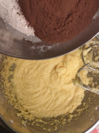 procedimento ciambella al cacao con crema al latte