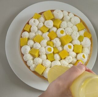 decorazione crostata moderna al mango